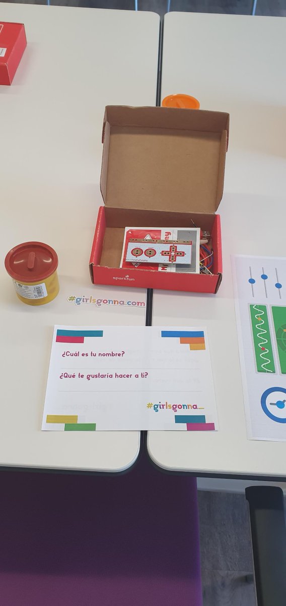 ¿Sabéis qué es #girlsgonna? Un programa de @fundacioneveris  y @everis  que pretende educar a los adultos en el mundo #STEAM El viernes aprendimos quién es Margaret Hamilton y pilotamos nuestro primer cohete!
Para más info
youtube.com/watch?v=uRYFUR…