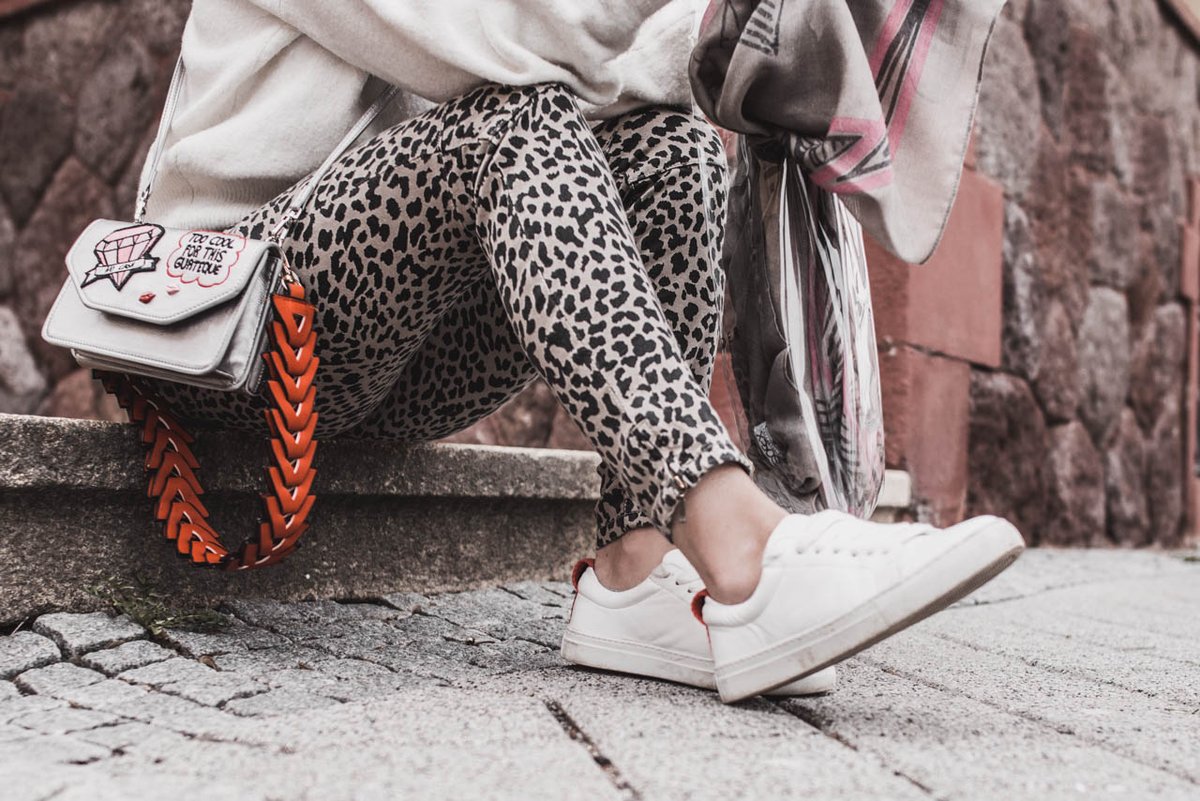 Juliesdresscode's tweet photo. (Anzeige) Streetstyle Look mit Leo Print Hose von SOCCX https://t.co/su82qxVIz7 @blogfoster #soccx #soccxfashion #womensfashion #newin #tribalstories #streetstyle #juliesdresscode #lookbook https://t.co/MomX0aGppc