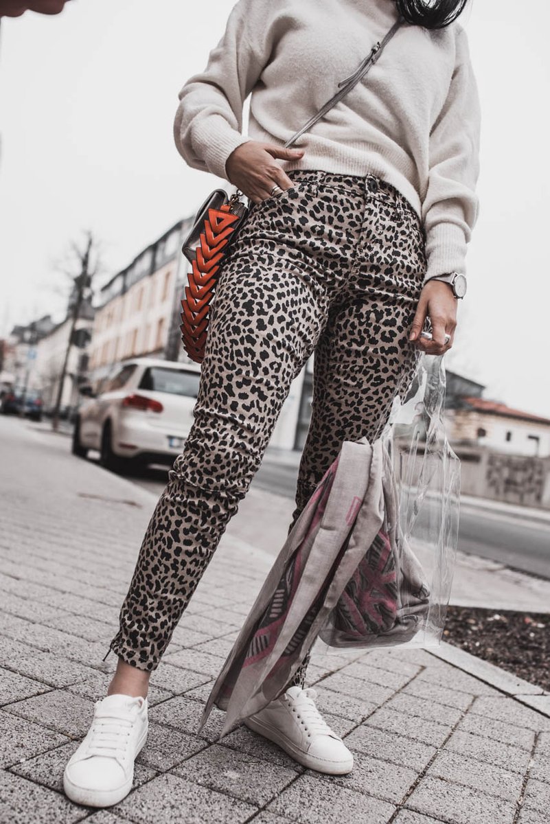 Juliesdresscode's tweet photo. (Anzeige) Streetstyle Look mit Leo Print Hose von SOCCX https://t.co/su82qxVIz7 @blogfoster #soccx #soccxfashion #womensfashion #newin #tribalstories #streetstyle #juliesdresscode #lookbook https://t.co/MomX0aGppc
