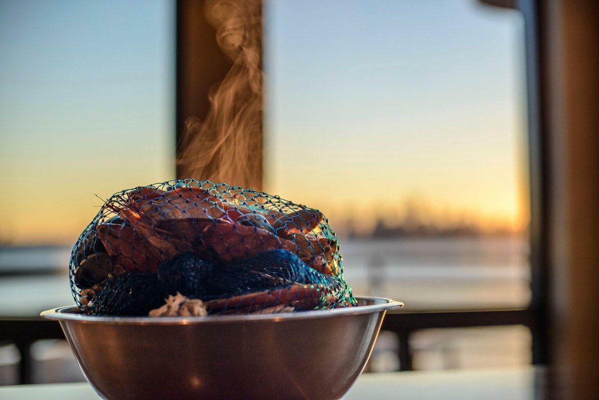 Snow crab. Prawns. Mussels. Calamari. Chorizo sausage. Need we say more? Join us every Thursday and Sunday from 5PM+ for #TheBoil. To RESERVE, click here >> buff.ly/2JWRiyC #seafoodeatfood #waterfrontdining
