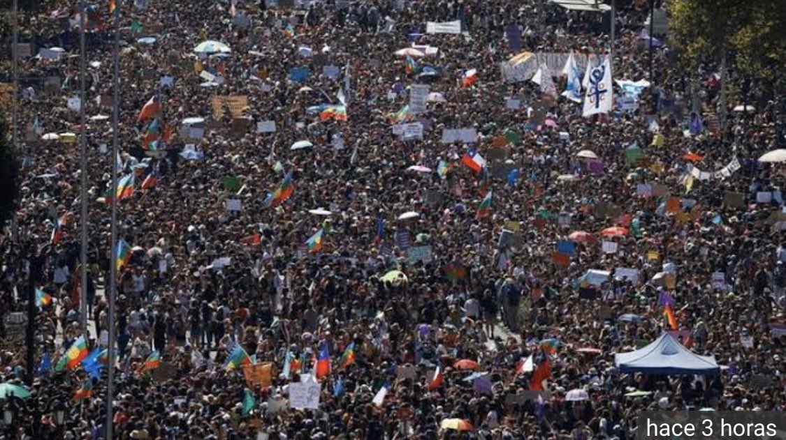 2 millones de mujeres en Chile 🇨🇱 están hoy marchando por sus derechos, exigiendo que se acabe la violencia y que se respeten los derechos .
Ellas son las héroes en éstos días.
Cada una de nosotras contribuye con su coraje y valor .
Juntas somos invencibles https://t.co/KPgTvuaCnP