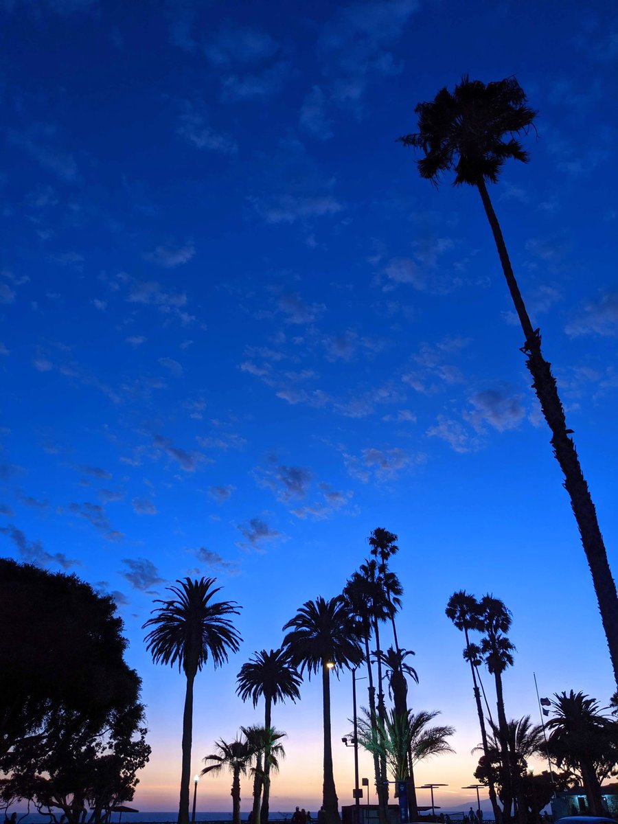 We may have lost an hour of sleep because of #SpringForward but that just means more fun in the sun before a beautiful sunset here in Santa Monica 🌅