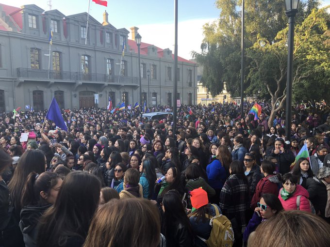 ALERTADESISMO's tweet photo. PUNTA ARENAS MARCHA DE LA MUJER 👄🌹 https://t.co/pzF1RtEuHw