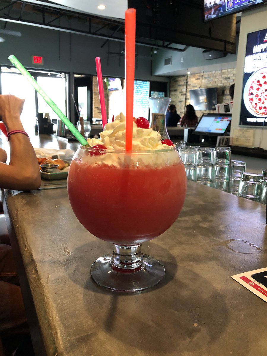 iDevinV's tweet photo. This is freaking yummy! Good time with friends! #SundayFunday #DayDrinking #GoodVibes https://t.co/Kh63nzrNur