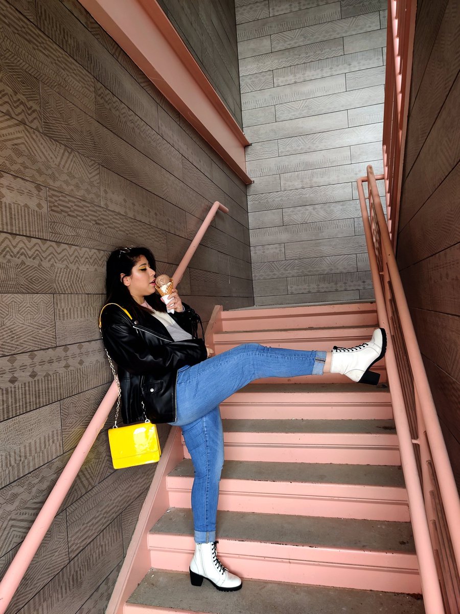 lovelyiris92's tweet photo. I legit almost busted my ass taking photos lol #bishopartsdistrict #azucaricecream #pinkstairs https://t.co/Ii8kNvSOEl