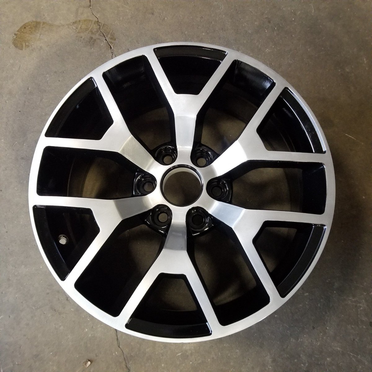 Arcpowdercoat's tweet photo. Powder coated GM Snowflake wheels. #arcpowdercoating #powdercoat #powdercoater #powdercoatingservice #powdercoating #powdercoated #powdercoatnation #custompowdercoat #powdercoatedwheels https://t.co/7WTmBFDRtn