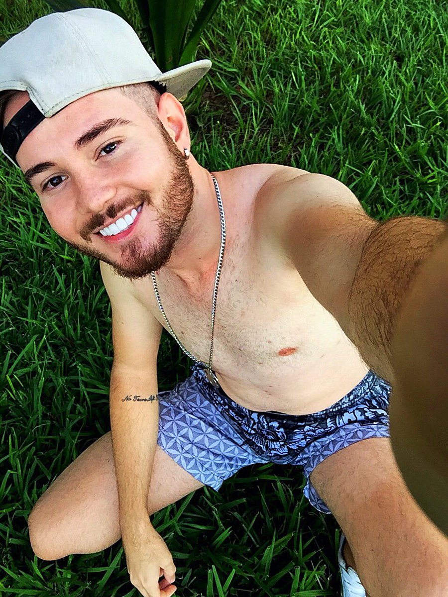 Ser seletivo é importante;
Não em questão a beleza,
Mais sim quanto ao que há por trás dela .
Muitos têm o corpo que o sexo adora, mais poucos têm a alma em que o coração precisa.....🥰