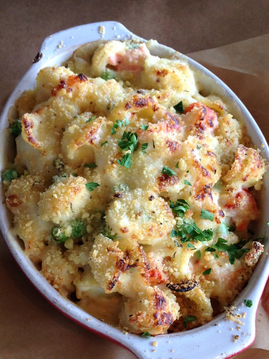 legalseafoods's tweet photo. #DaylightSavings may have just lost us an hour, but that just means we're one hour closer to #dinner!

 [#Truffled Lobster Mac n Cheese] https://t.co/i1vlOmAhY0
