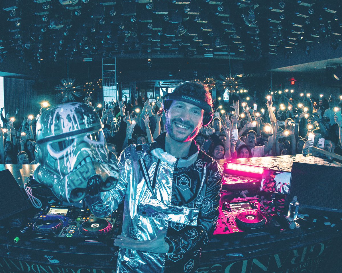 DonDiablo's tweet photo. Stay safe kids! Just survived a crazy week of shows all over America 🙏🏻🇺🇸✈️ LA, Las Vegas, Boston, Chicago, Foxwoods &amp; Miami: much ❤️ #TourLife https://t.co/fLE373yIh0