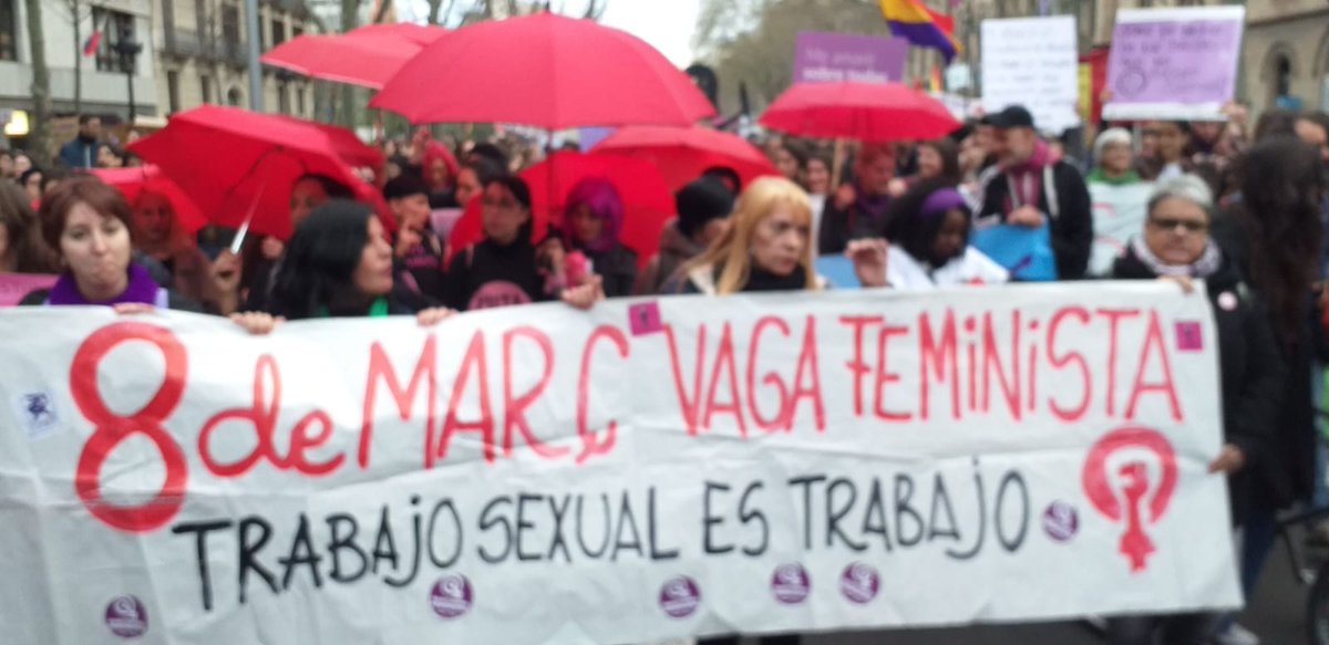 PutasLibRaval's tweet photo. #8M2020
#HuelgaGeneralFeminista
#putas #alidas #Vecinas ocupando las calles al grito Sin las PUTAS no hay #Feminismos gracias a Todes por estar siempre a nuestro lado, compartiendo espacio d lucha contra
🔥Patriarcado, Capital,
Colonial, alianza criminal
Próximo año mucho +👠💜 https://t.co/7LwqCykbru