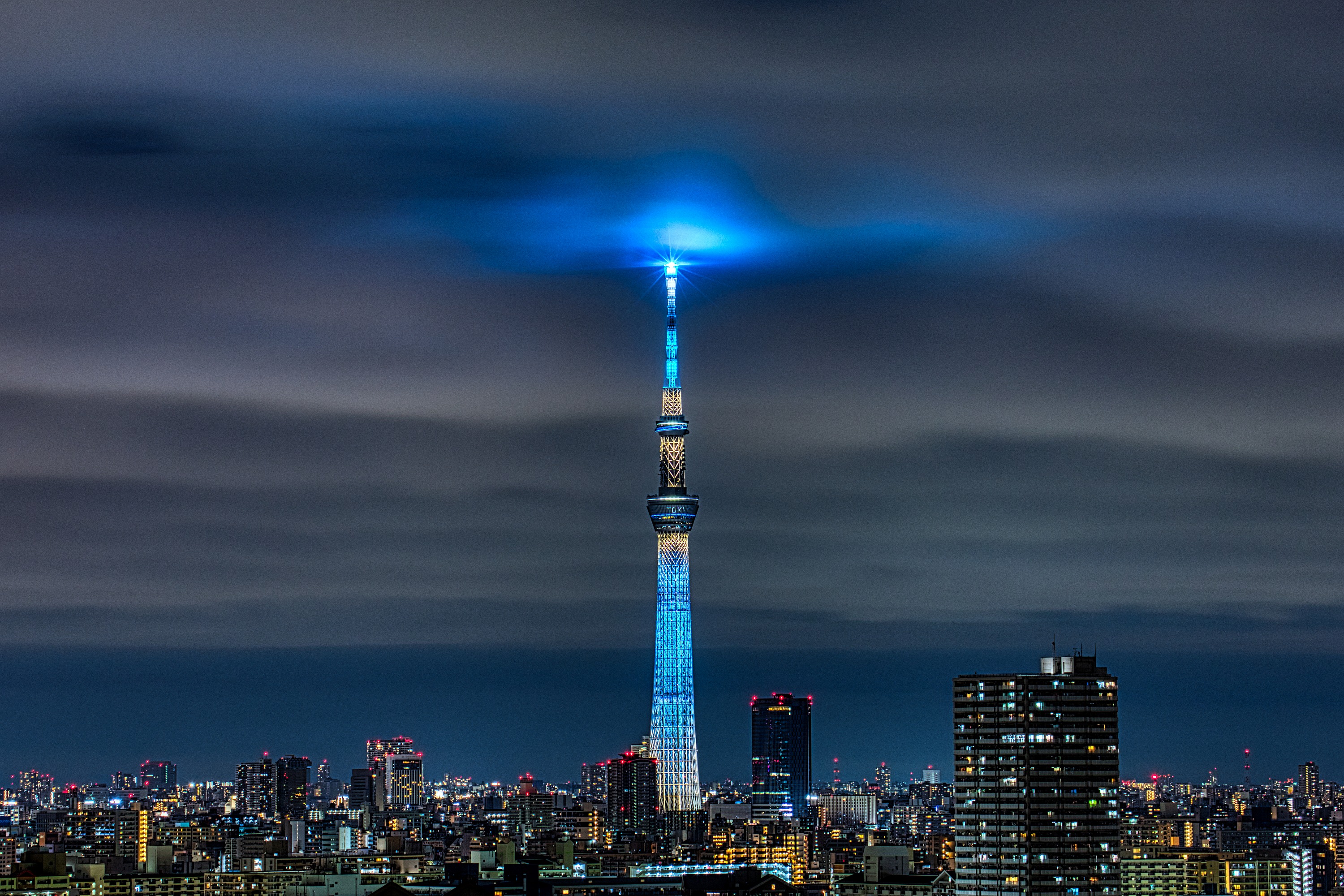 まるでsf映画 スカイツリーの上空が怪しげな青紫色に 話題の画像プラス