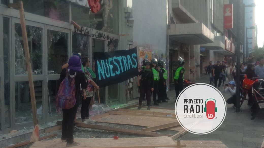 proyectoradiomx's tweet photo. En el #diainternacionaldelamujer #8demarzo en la #cdmx🇲🇽 se muestran estas imágenes durante la #manifestacion
¿Cual es su opinión?
#proyectoradiomx #consentidosocial https://t.co/xLRrh4UzTF