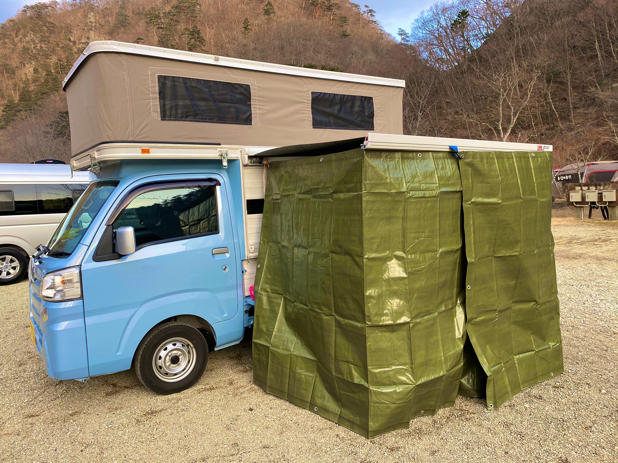 おじまる 軽キャン車中泊キャンプとカメラ サイドオーニング活用法 見た目はイマイチだけど中は快適だぞー ブルーシートじゃなくてグリーンシートなら少しオシャレ 軽キャン 車中泊 キャンプ ブルーシート サイドオーニング キャンピングカー