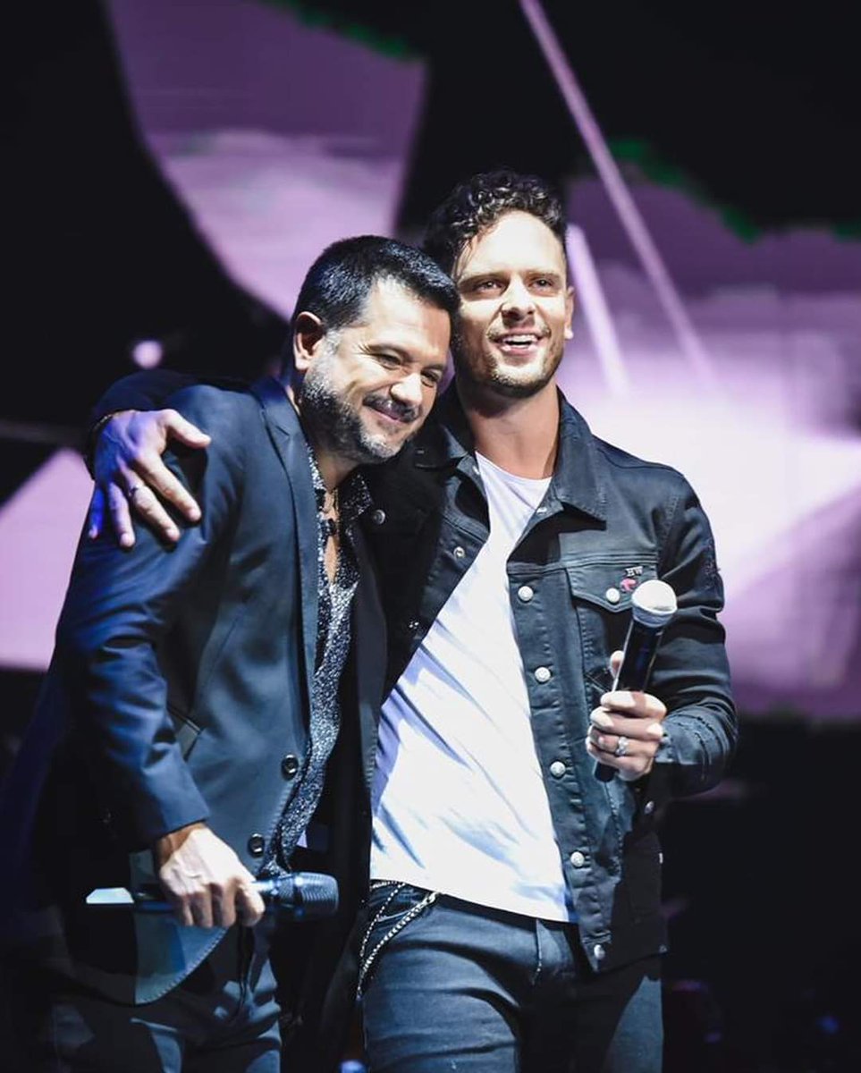 EliasOfic's tweet photo. Una noche mágica en la que tuve el honor de cantar por primera vez en el @teatrogranrex ! Agradecido con vos cantor @JRojasoficial por invitarme a tu concierto, un gran broche para esta temporada tan linda. Gracias a tu público y a todo tu equipo!
-
📷 @laureanafenoyph 👕 https://t.co/IXVw0K3nsb