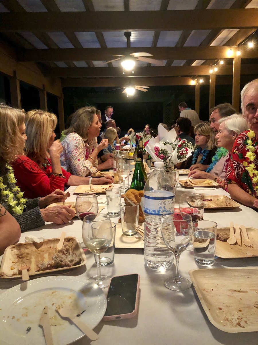 MiamiAccueil's tweet photo. On ne s’est pas fait la bise mais on s’est touché le coude, on a ri, papoté, en un mot, on a passé un bon moment lors du potluck « fleurs » de samedi soir. Merci à nos hôtes, à Patricia pour l’organisation. Merci à tous d’être venus ! 
#potluck #miamiaccueil #formidablereseau https://t.co/TuY59Rj6CZ