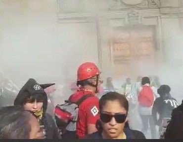 SoyRaulFlores's tweet photo. Si tiene información de esta sicaria, favor de pasarnos los datos para proceder legalmente. Dos compañeras tienen quemaduras, junto con otras más víctimas.... https://t.co/OXLMZtp688