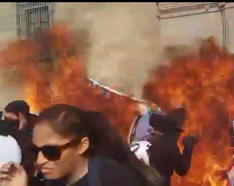 Si tiene información de esta sicaria, favor de pasarnos los datos para proceder legalmente. Dos compañeras tienen quemaduras, junto con otras más víctimas....