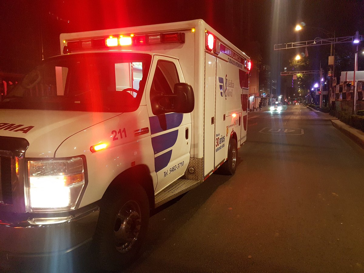 Llego la ambulancia 211 de #MedicaMovil.

El chico tiene seguro con @GNPSeguros