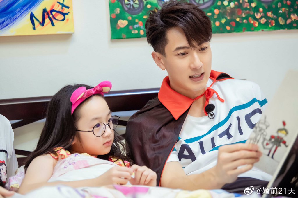 dramapotatoe's tweet photo. MGTV’s new wedding variety #BeforeWedding releases new pics of #WuZun, wife #LinLiying, and their two kids Neinei and Max ahead of the show’s premiere tomorrow
#婚前21天 #吴尊 #wuchun https://t.co/00QNoQ1CMp