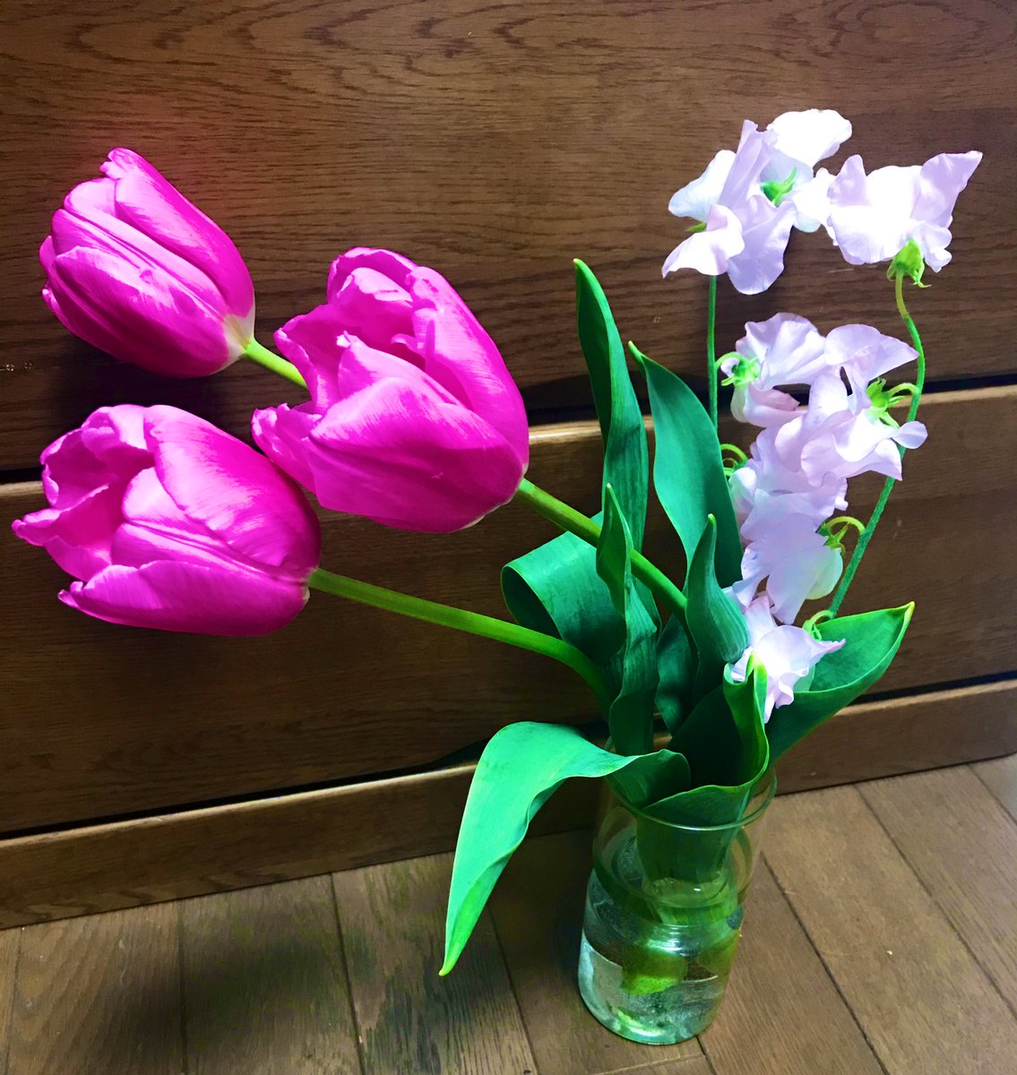 あんず 一昨日 近所の花屋でサービス品として花束になっていたチューリップとスイートピー 今の時期 色々と大変でしょうが お 花屋さん頑張ってください あんず 一昨日 近所の花屋でサービス品として花束になっていたチューリップとスイートピー 今の時期 色々と大変でしょうが お 花屋さん頑張ってください