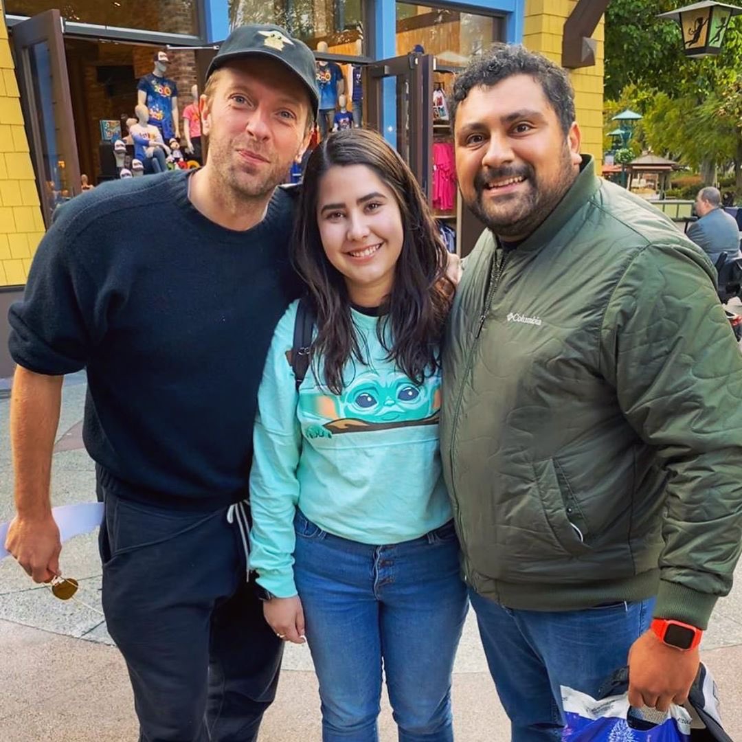 Coldplaying on X: "Chris Martin with a fan at Disneyland! - March 1 | via https://t.co/ZOtCJW19N7 https://t.co/uvfHWeSSvE" / X