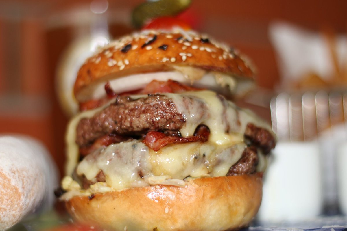 Hillarygroup191's tweet photo. Try our burger at Hillary 1. Great meal to start a Monday night party🍺 or afternoon party for that matter 🤗
#food #foodie #foodblogger #thailand #bkk #Nana #soi4 https://t.co/jqR01QOtdt