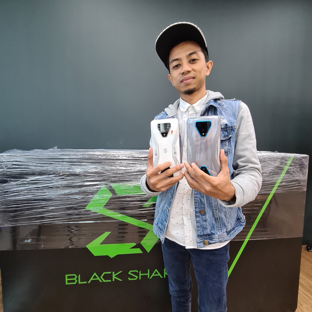 paanhanztech's tweet photo. [Eksklusif Hands-on] Giler Ohsem Smartphone Gaming Terbaru Dari Black Shark 3 ni !!!! 

Warna putih (Black Shark 3)
Warna Grey (Black Shark 3 Pro)

Tarikh penjualan rasmi di MY Black Shark belum dedahkan lagi..harap bersabar !

Stabdby dekat Youtube Paanhanztech !
#blackshark https://t.co/fKMk4pidca