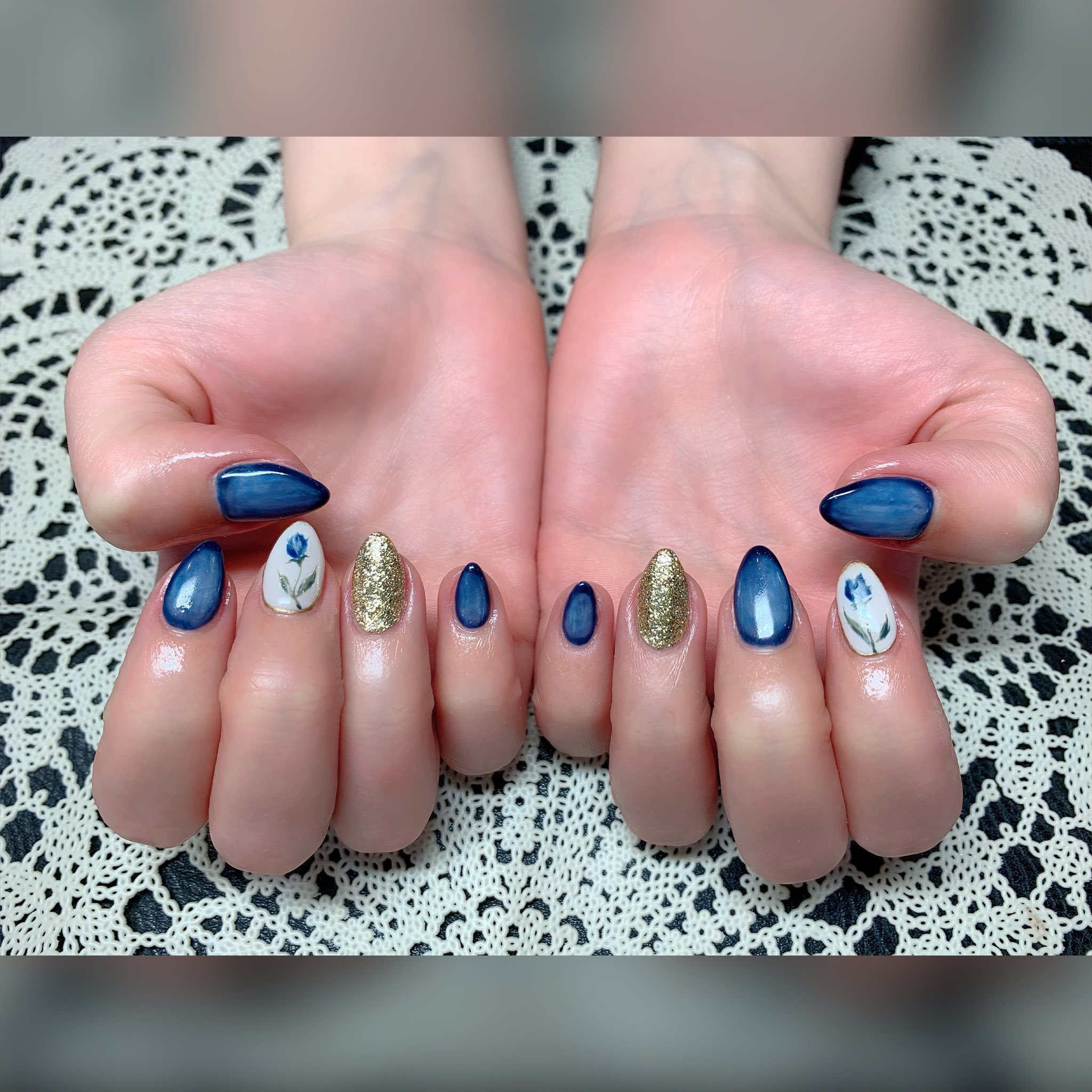Taka Emi Pa Twitter New Nail アンティークネイル くすみブルーとゴールドラメに 手描きのチューリップ 可愛い ジェルネイル 大人ネイル ネイルチェンジ ネイルデザイン 春ネイル アンティークネイル ニュアンス ネイル 可愛い ネイル好き