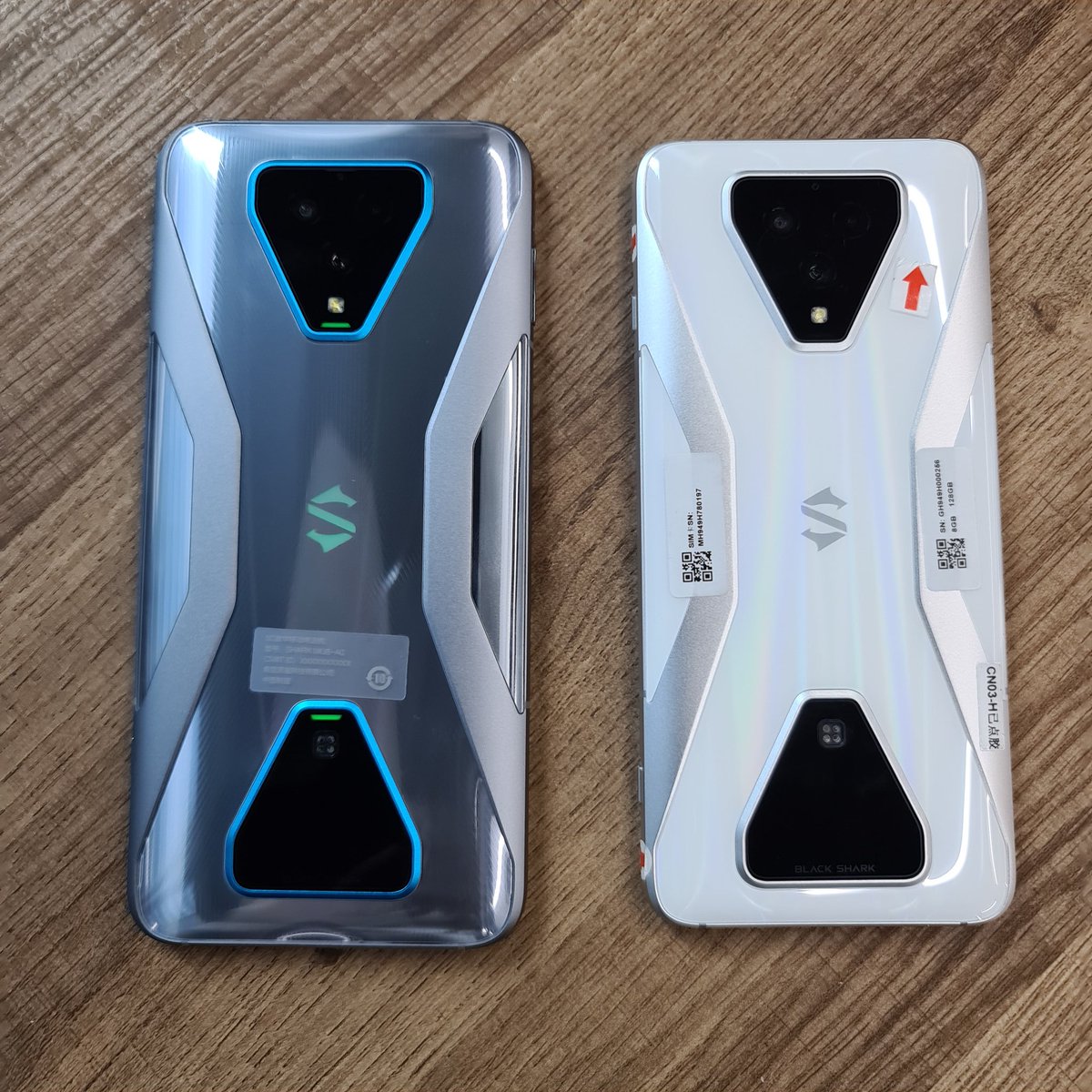 paanhanztech's tweet photo. [Eksklusif Hands-on] Giler Ohsem Smartphone Gaming Terbaru Dari Black Shark 3 ni !!!! 

Warna putih (Black Shark 3)
Warna Grey (Black Shark 3 Pro)

Tarikh penjualan rasmi di MY Black Shark belum dedahkan lagi..harap bersabar !

Stabdby dekat Youtube Paanhanztech !
#blackshark https://t.co/fKMk4pidca