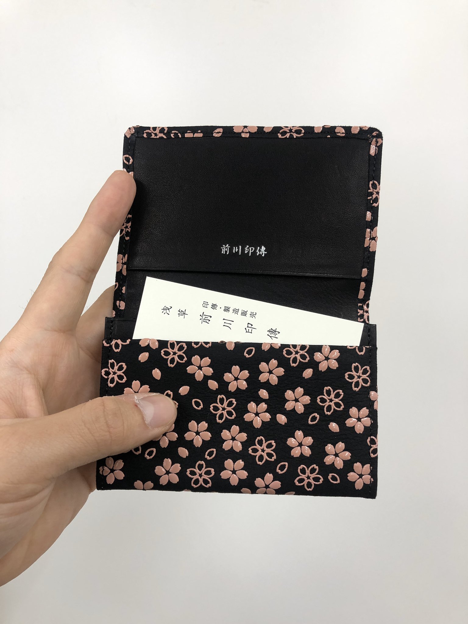【前川印傳 × ハローキティ】桜柄 名刺入れ 名刺入れ／浅草前川印傳 キティ印傳 名刺入 桜柄 | 浅草前川