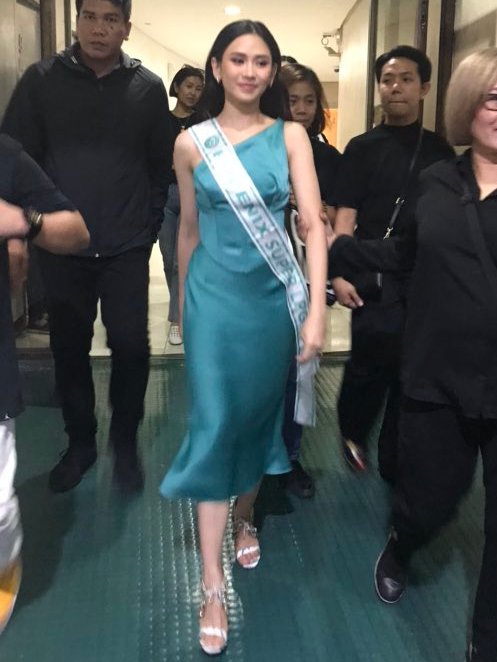 TitaCluvSarahG's tweet photo. Congrats @JustSarahG for being the muse of PHOENIX LPG in PBA 45th Season. Sobrang ganda mo kahit Mrs. SARAH G. GUIDICELLI ka na. Kaya naman ang daming nagpa selfie sayo sa loob ng court ng Araneta Coliseum especially PBA players kahit yung ibang teams. https://t.co/P9MKMrzFvs