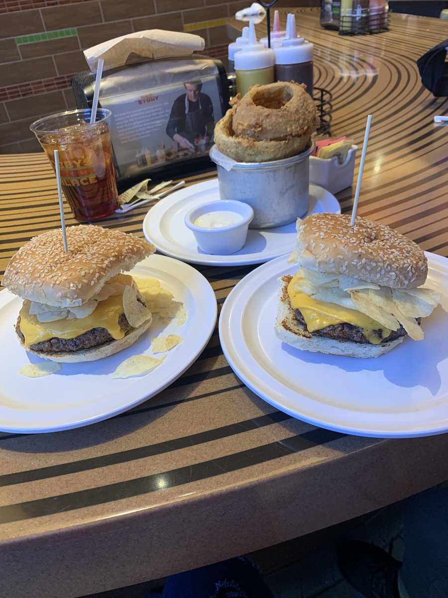 Ashleygardner28's tweet photo. @bflay @bobbysburgerpal #amazing #burgers #onionrings Best Burgers I have had! https://t.co/3mVS3sbzUw
