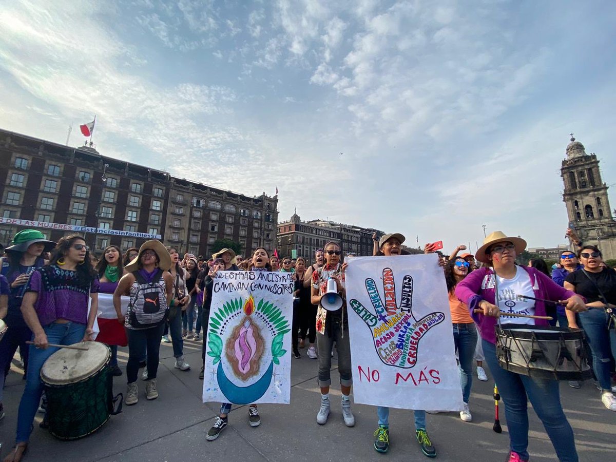 ChilangoCom's tweet photo. Diferentes maneras de protestar contra la violencia de género en el Zócalo. #NoSomosInvisibles #NiUnaMás #8M
📸 @lulurdapilleta https://t.co/PDJJp7Hewt