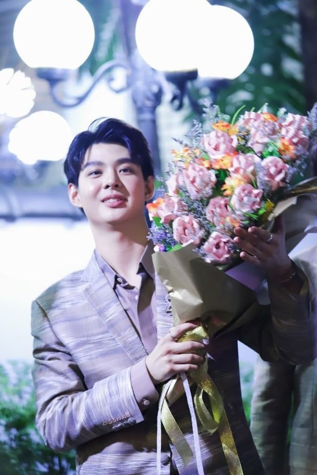 # RemmyB19 / 27.12.

—Había asistido con sus padres a la gala nocturna de los RemmyBs donde ambos adultos recibieron un premio por sus actuaciones. Alek había preparado sorprenderlos con un ramo de flores que les entrega cuando los mayores bajaron de recibir su premio.—