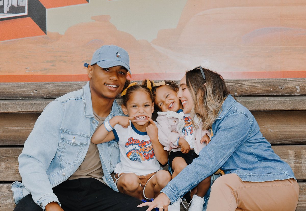 mikaylashocks's tweet photo. is dis really my family???? 
🥺😭💛 https://t.co/pBa2B8G8WV