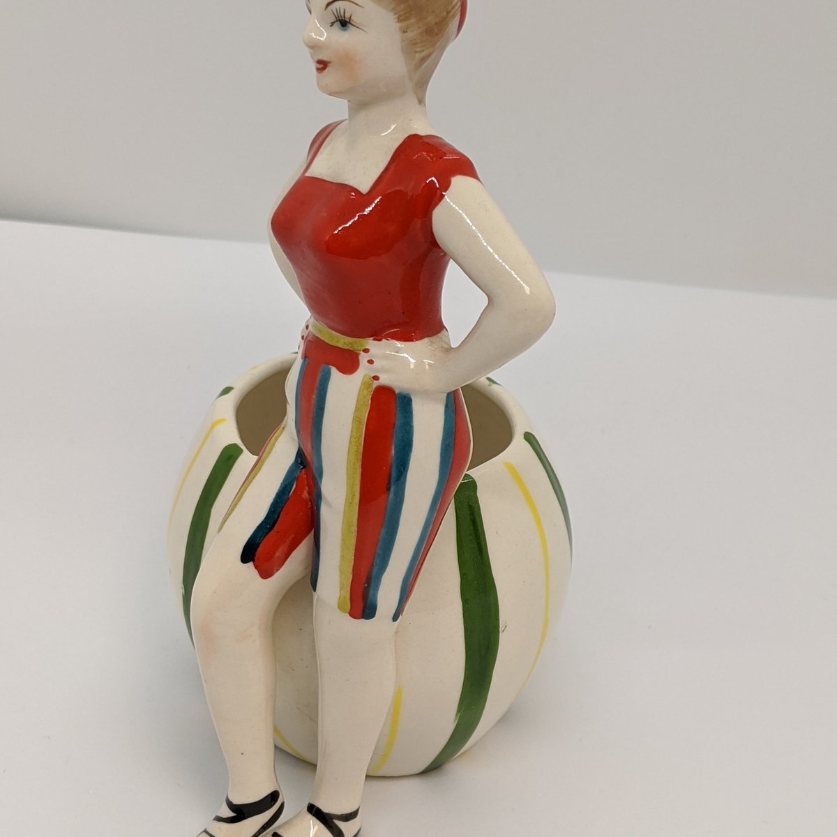 WienerAntiques's tweet photo. My 14-year-old son found this 1940s-50s Relpo Pinup Lady vase at a thrift store after I walked right on by...   Maybe he is paying attention!  #vintage #antique #ceramic #pinup #ladyvase #RELPO https://t.co/MU2RczKOx1