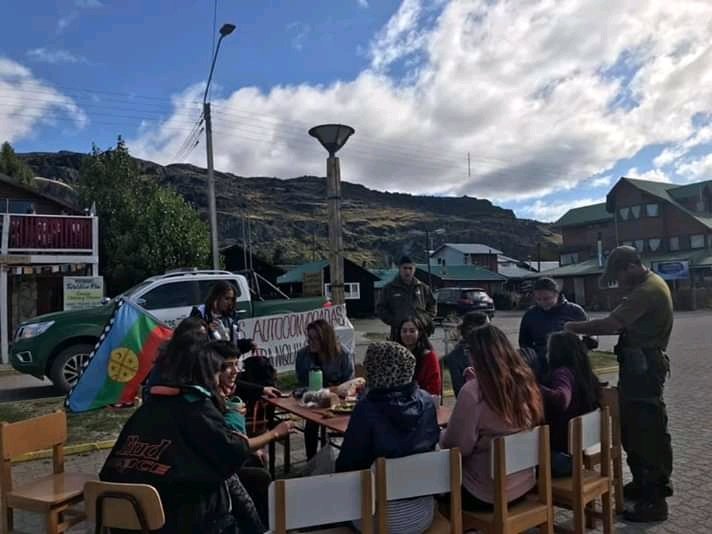 Claudiaustral's tweet photo. Pueden creer que en Puerto Río Tranquilo en mi tierra en #Aysen, ahí donde el están las bellas capillas de mármol, un pueblo de poquitos habitantes las mujeres se reunieron a tomar mate para conmemorar y conversar acerca del #8M y los pacos les sacaron un parte? 🤦👇 https://t.co/1t6WqQ7Uxj