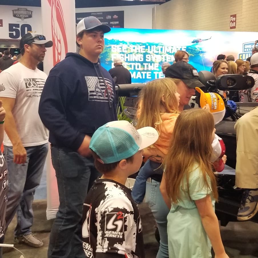 ArmyBassAnglers's tweet image. Day 3 of the #2020BassmasterClassic, more autographs &amp;amp; fan pics--HOOAH! 
#FORCEonFORCE #ArmyBassAnglers 
@SkeeterTeam @wileyx @Lews_Fishing @StrikeKingLures
