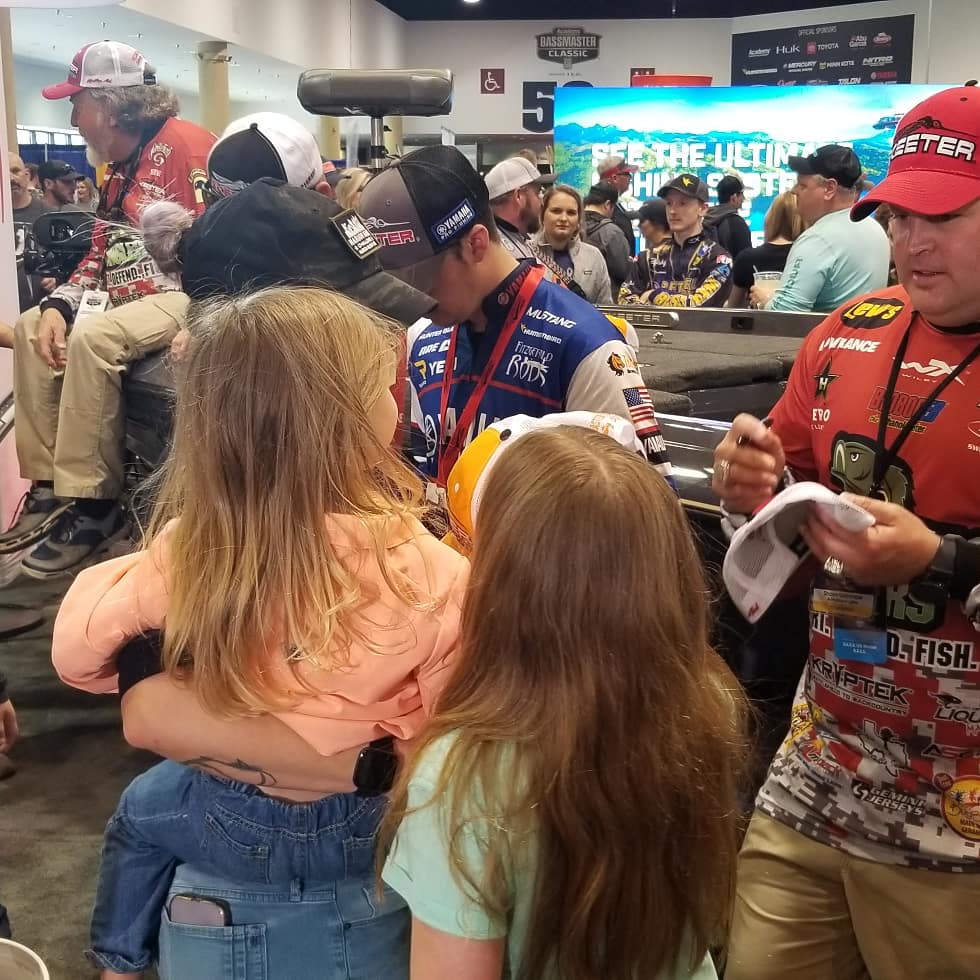 ArmyBassAnglers's tweet image. Day 3 of the #2020BassmasterClassic, more autographs &amp;amp; fan pics--HOOAH! 
#FORCEonFORCE #ArmyBassAnglers 
@SkeeterTeam @wileyx @Lews_Fishing @StrikeKingLures