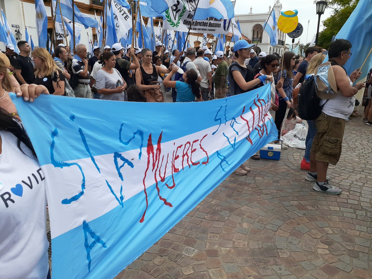 pclbuenosaires's tweet photo. Inolvidable lo vivido esta mañana en Luján. Juntos, defendiendo la vida, dejando de lado diferencias e ideas políticas. @SomosNosArg @ValoresOficial @SomosVidaOk @PSR_argentina @banderavecinal https://t.co/jm35EMH2P7