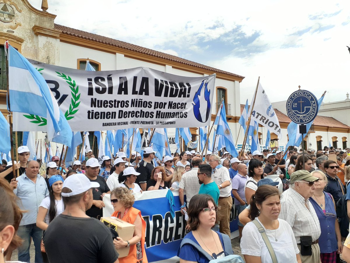 pclbuenosaires's tweet photo. Inolvidable lo vivido esta mañana en Luján. Juntos, defendiendo la vida, dejando de lado diferencias e ideas políticas. @SomosNosArg @ValoresOficial @SomosVidaOk @PSR_argentina @banderavecinal https://t.co/jm35EMH2P7