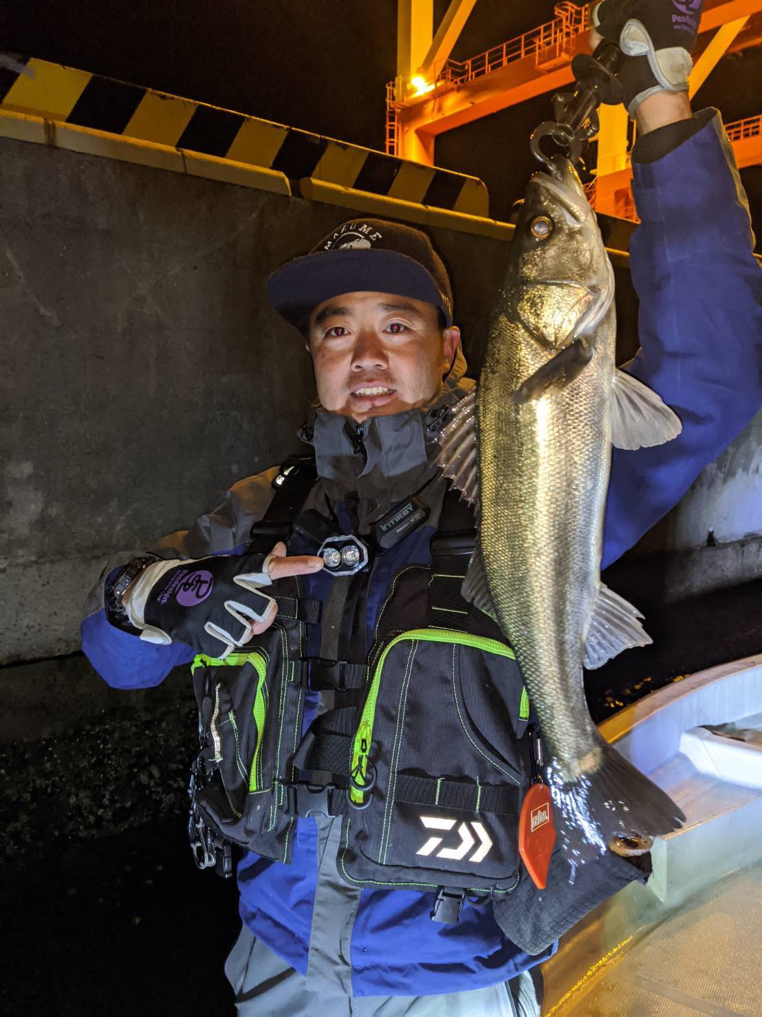 チャリコ遠藤の釣り垢 先日 大阪湾 カタクチ大量回遊のためシーバスがボコボコでした 釣り フィッシング 魚 ショアジギング ボートシーバス 大阪湾 神戸 シーバス 鱸 フジヤマ 久保渡船 武庫川一文字 Fujiyama チャリコ遠藤 趣味
