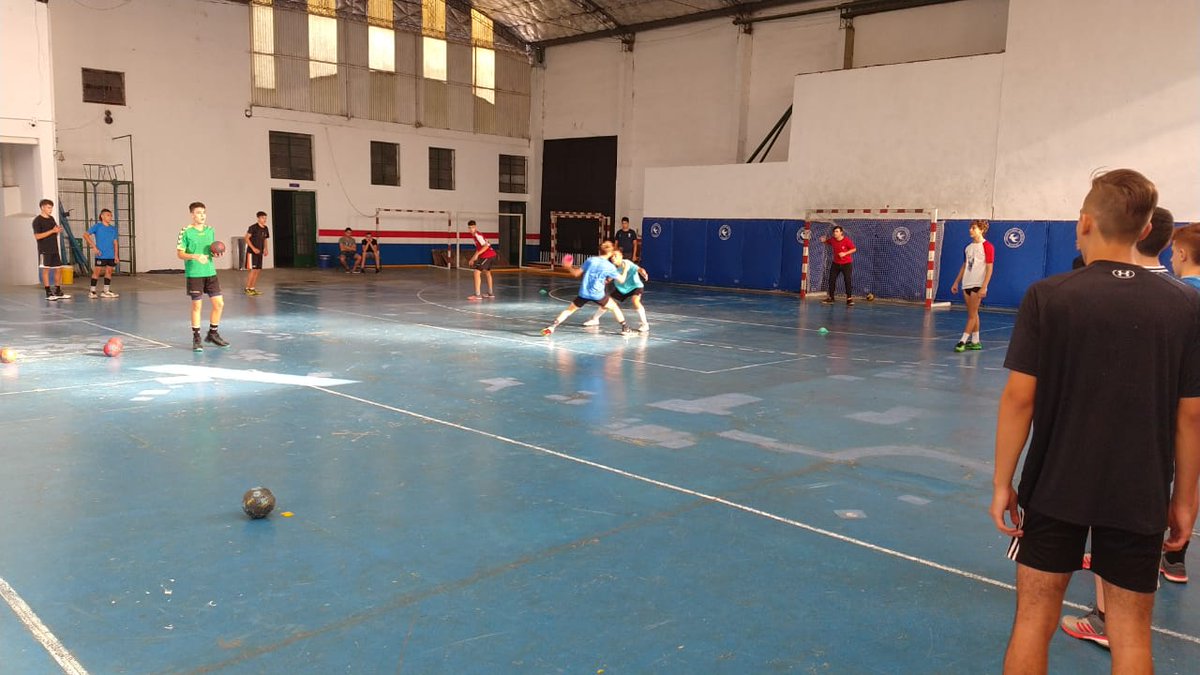 Entrenamiento de la pre-selección de Cadetes en el Col. Angloamericano de Alta Gracia. Cuerpo Técnico @FedeGolato11 @MauroBasilieri 
📸 D.E
<a href="/altagraciahand/">Handball AG</a> <a href="/PiasHandballOk/">Pias Handball</a> <a href="/CiefHandball/">CIEF HANDBALL</a> <a href="/GPJHandball/">GPJ Handball</a> <a href="/fchtvok/">FCHtv</a> <a href="/confedepcba/">Confedeportescba</a> <a href="/RubenDiliddo/">Rubén Di Liddo</a> <a href="/gabycmartin/">Gabriela Martín</a> <a href="/LeopoRivarola/">Leopoldo Rivarola</a> <a href="/ShowsportCanal/">Canal Showsport</a>