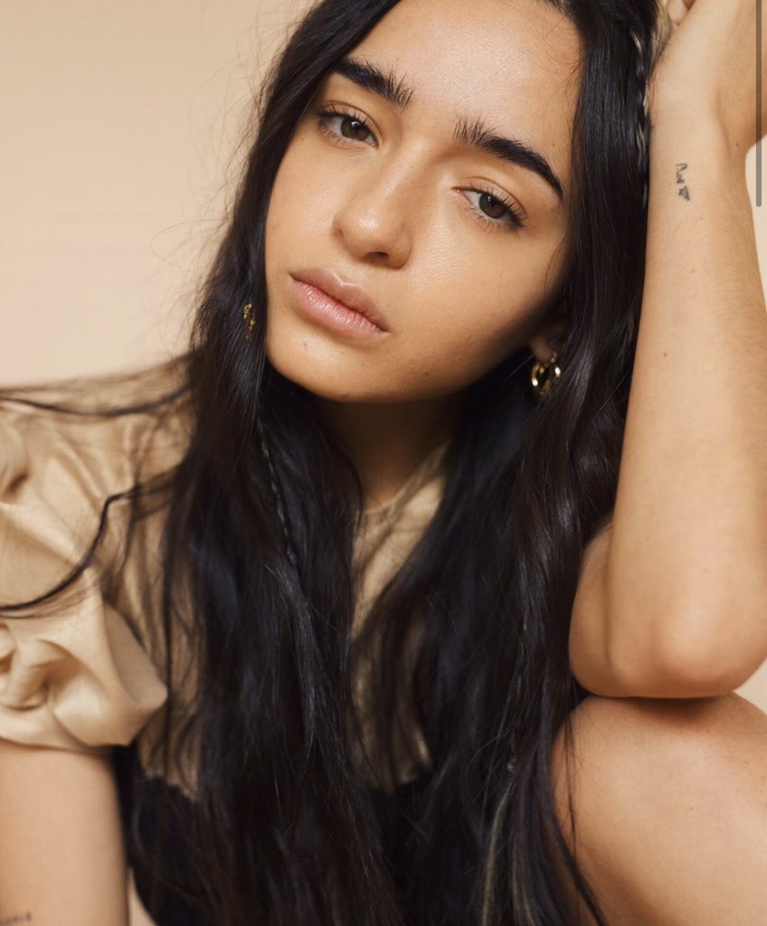 lurkcannabis's tweet image. los colores en estas fotos son tan cálidos que la naturalidad y comodidad que poché transmite, realmente se siente. que hermoso, valiente y gratificante es que ahora pueda apreciarse a ella misma tal y como es