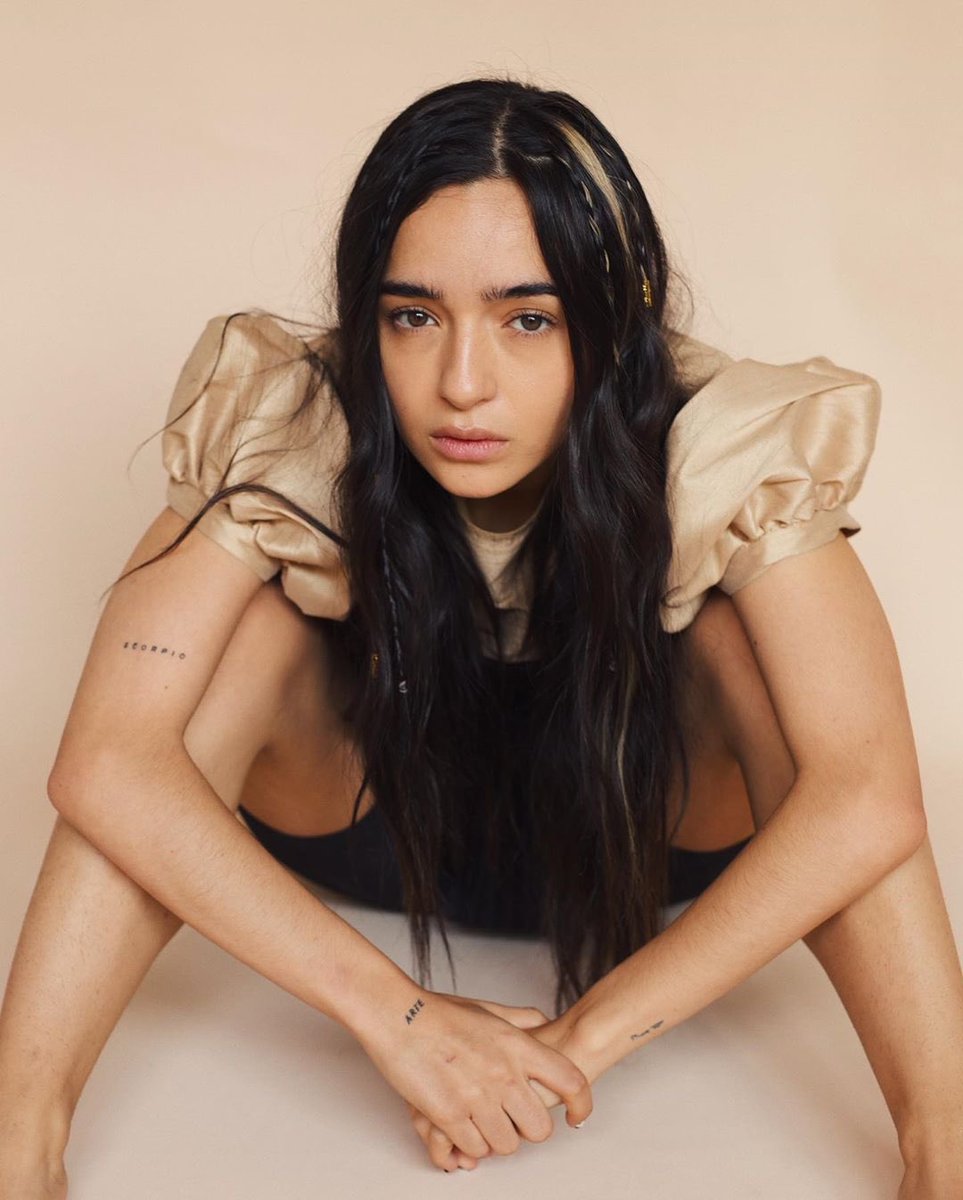 lurkcannabis's tweet image. los colores en estas fotos son tan cálidos que la naturalidad y comodidad que poché transmite, realmente se siente. que hermoso, valiente y gratificante es que ahora pueda apreciarse a ella misma tal y como es