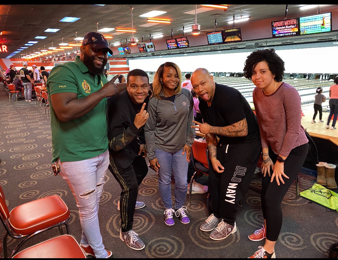 lauren_winborne's tweet photo. Bowling night with my squad!! #teamgreenbriersquare @jermey83368731 @jaschp267 @KywanStarkes @cjay0908 @DaleB1 https://t.co/FXkGqiO5XF