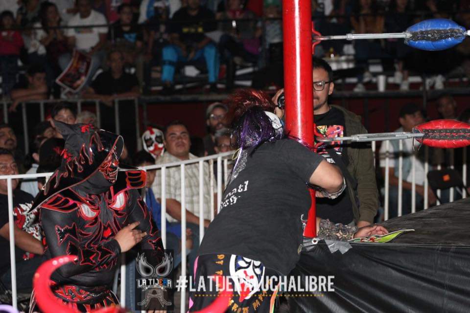 LaTijeraLucha's tweet photo. La primera contienda en el #CentroCivicodeEcatepec es para #MiniGronda y #MiniPsychoClown al vencer en la tercera caída a #ParkitaNegra y #MiniMurderClown, haciendo explotar al público que se dio cita con #GonzalezTeam y la #AAA...
#latijeraluchalibre https://t.co/ESIYW5q4jl