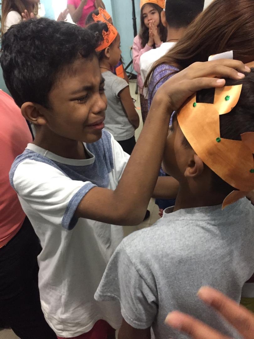 ccn_ninos's tweet image. Josue! Un niño de equipo elite ministrando a otro Niño encuentristas.
Allí recibió el bautismo del Espíritu Santo