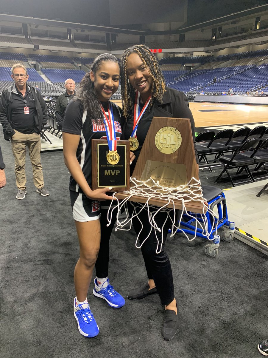 dejakelly25's tweet image. Mannn WE did it.With everything I’ve been through throughout my high school career, to be able to finish my senior year on top is truly special.Thank U to my teammates &amp;amp; coaches for this memorable season! We are truly the City of Champs! YOUR 2020 STATE CHAMPS! 💍🥇#mambaprincess