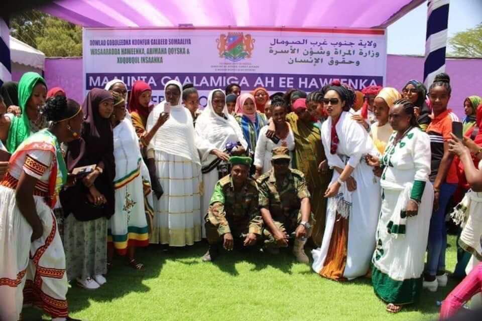 OAbraar's tweet photo. FARMAAJO OO BAYDHABO KOONFUR GALBEED KU DARAY ITOOBIYA?Maalinta Haweenka Ethiopia oo lagu xusay Baydhabo wallee Somaliya meel kaley u socotaa. @M_Farmaajo oo ka dhabeeyay inuu Somaliya ku darayo Itoobiya waa heshiiskii uu la galay Abiy Ahmed oo aan la horkenin Golaha Shacabka. 👇 https://t.co/VlLFGBm2c6